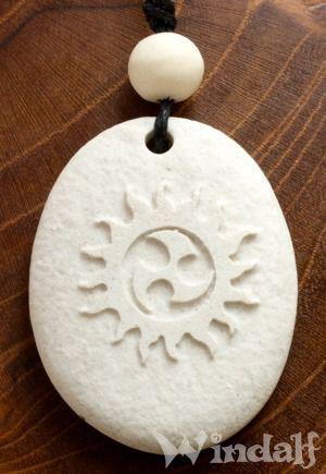 WINDALF Britischer Anhänger TRIMA 4.5 cm Triskel Sonne Handarbeit aus weißem Stein - Windalf.de