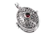 WINDALF Schmuck Anh&auml;nger FIONA 3 cm Foto-Medaillon mit Granatstein & Innerem Fach Handarbeit Silber - Windalf.de