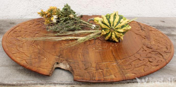 WINDALF Keltischer Servierteller TRISKELE Ø 34 cm Celtic Art Handarbeit aus Wurzelholz - Windalf.de