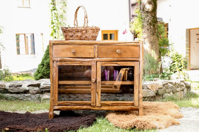 WINDALF Handmade Holz-Kommode 2 Türen mit Glas & 2 Schüben HAMFAST 95